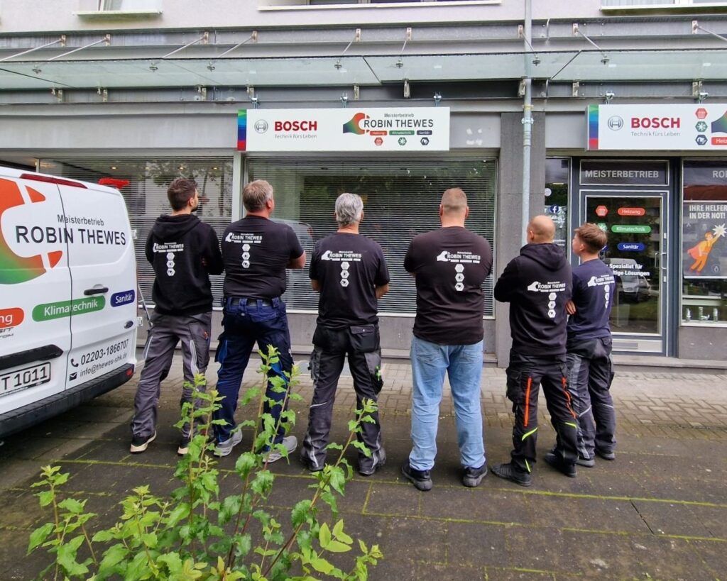 Meisterbetrieb Robin Thewes Heizung Sanitär Karriere Team von hinten