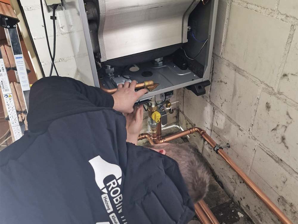 Thewes Mitarbeiter führen die Heizungswartung für Privatkunden aus.