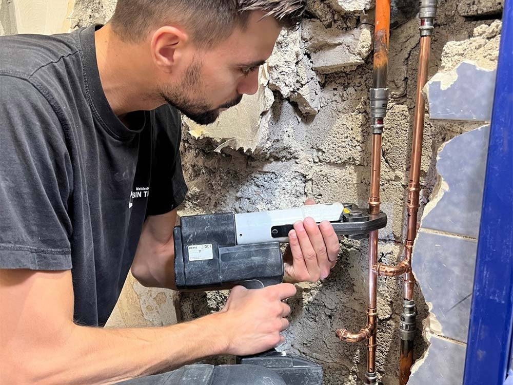 Thewes Mitarbeiter führen die Instandsetzung von Wasserschäden für Gewerbekunden aus.